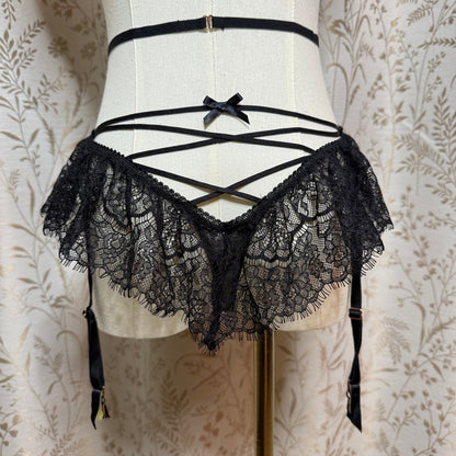 Victorias Secret Womens Lace Ruffle Peek-a-boo Garter Teddy XL Sexy Vampy Goth